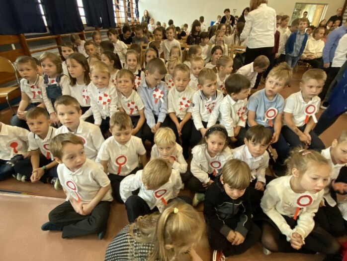 Dzieci z oddziału przedszkolnego ubrane na galowo podczas akademii z okazji Święta Niepodległości