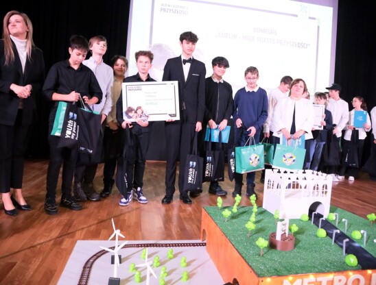 Grupa uczniów, którzy wygrali konkurs Lublin moje miasto przyszłości. Na zdjęciu z Panią Prezydent